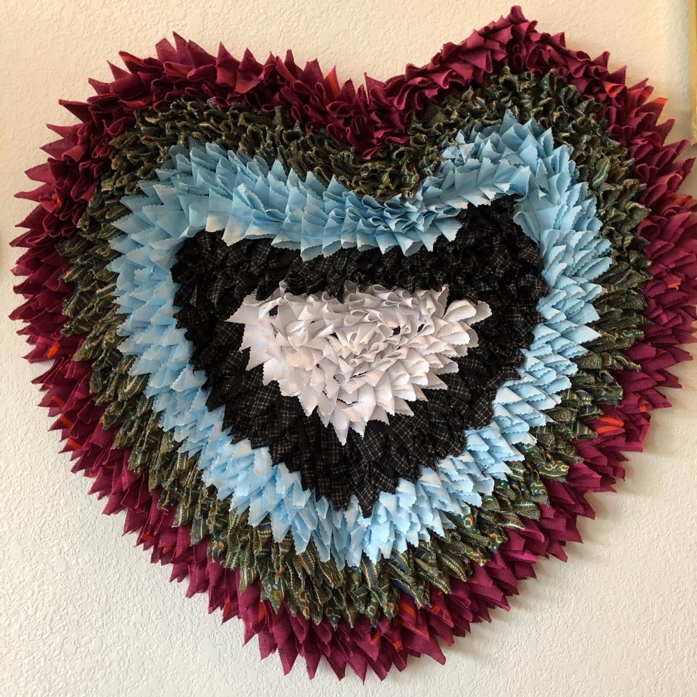 Amish Handmade Heart Shaped Rag Rug ~ Wall Decor - Picture 6 of 9